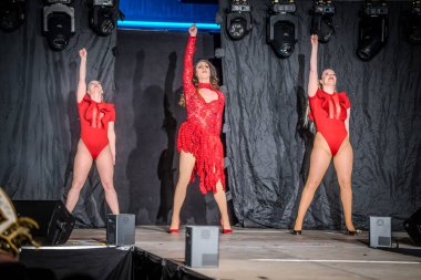 29-03-2025 travesti gösterisi Farklı sanatçılar kendilerini en iyi şekilde sunar