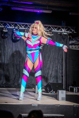29-03-2025 travesti gösterisi Farklı sanatçılar kendilerini en iyi şekilde sunar