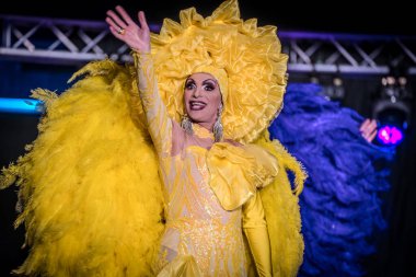 29-03-2025 travesti gösterisi Farklı sanatçılar kendilerini en iyi şekilde sunar