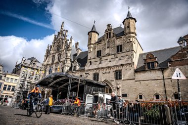 2025-03-30 Mechelen Karnaval alayı sokaklarda bir resepsiyonla son buluyor. 