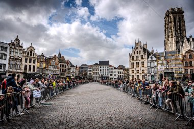 2025-03-30 Mechelen Karnaval alayı sokaklarda bir resepsiyonla son buluyor. 