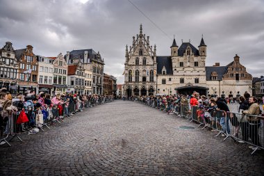 2025-03-30 Mechelen Karnaval alayı sokaklarda bir resepsiyonla son buluyor. 