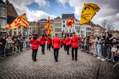 2025-03-30 Mechelen Karnaval alayı sokaklarda bir resepsiyonla son buluyor. 