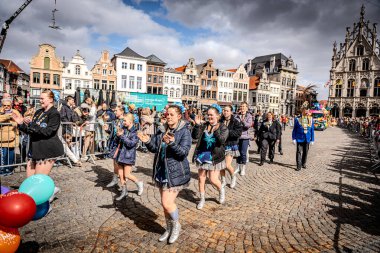 2025-03-30 Mechelen Karnaval alayı sokaklarda bir resepsiyonla son buluyor. 