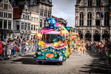 2025-03-30 Mechelen Karnaval alayı sokaklarda bir resepsiyonla son buluyor. 