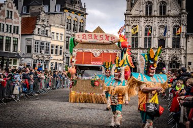 2025-03-30 Mechelen Karnaval alayı sokaklarda bir resepsiyonla son buluyor. 