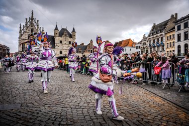 2025-03-30 Mechelen Karnaval alayı sokaklarda bir resepsiyonla son buluyor. 