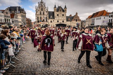 2025-03-30 Mechelen Karnaval alayı sokaklarda bir resepsiyonla son buluyor. 