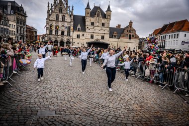 2025-03-30 Mechelen Karnaval alayı sokaklarda bir resepsiyonla son buluyor. 
