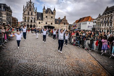 2025-03-30 Mechelen Karnaval alayı sokaklarda bir resepsiyonla son buluyor. 