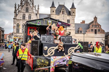 2025-03-30 Mechelen Karnaval alayı sokaklarda bir resepsiyonla son buluyor. 