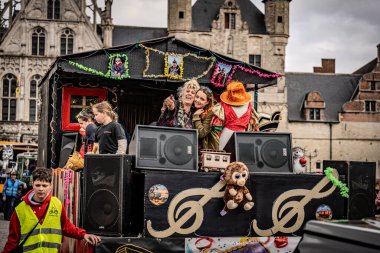 2025-03-30 Mechelen Karnaval alayı sokaklarda bir resepsiyonla son buluyor. 