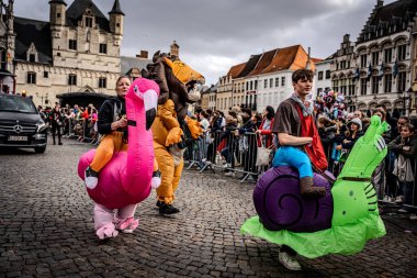 2025-03-30 Mechelen Karnaval alayı sokaklarda bir resepsiyonla son buluyor. 
