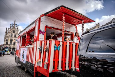 2025-03-30 Mechelen Karnaval alayı sokaklarda bir resepsiyonla son buluyor. 