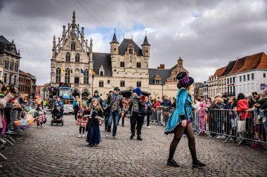 2025-03-30 Mechelen Karnaval alayı sokaklarda bir resepsiyonla son buluyor. 