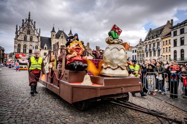 2025-03-30 Mechelen Karnaval alayı sokaklarda bir resepsiyonla son buluyor. 