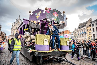 2025-03-30 Mechelen Karnaval alayı sokaklarda bir resepsiyonla son buluyor. 