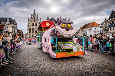 2025-03-30 Mechelen Karnaval alayı sokaklarda bir resepsiyonla son buluyor. 