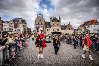 2025-03-30 Mechelen Karnaval alayı sokaklarda bir resepsiyonla son buluyor. 