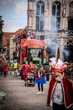 2025-03-30 Mechelen Karnaval alayı sokaklarda bir resepsiyonla son buluyor. 