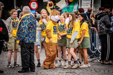 2025-03-30 Mechelen Karnaval alayı sokaklarda bir resepsiyonla son buluyor. 