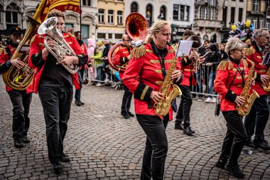 2025-03-30 Mechelen Karnaval alayı sokaklarda bir resepsiyonla son buluyor. 