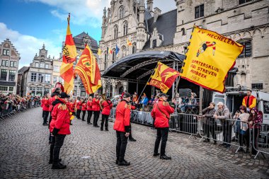 2025-03-30 Mechelen Karnaval alayı sokaklarda bir resepsiyonla son buluyor. 