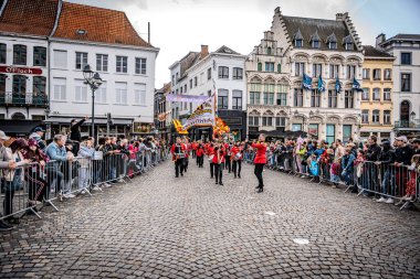 2025-03-30 Mechelen Karnaval alayı sokaklarda bir resepsiyonla son buluyor. 