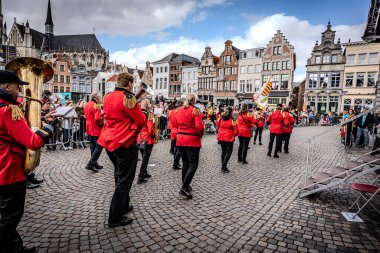 2025-03-30 Mechelen Karnaval alayı sokaklarda bir resepsiyonla son buluyor. 