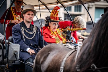 2025-03-30 Mechelen Karnaval alayı sokaklarda bir resepsiyonla son buluyor. 