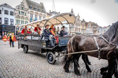 2025-03-30 Mechelen Karnaval alayı sokaklarda bir resepsiyonla son buluyor. 