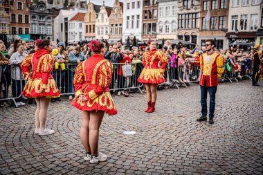 2025-03-30 Mechelen Karnaval alayı sokaklarda bir resepsiyonla son buluyor. 