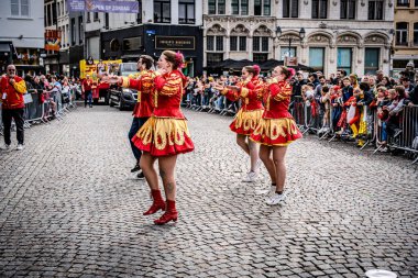 2025-03-30 Mechelen Karnaval alayı sokaklarda bir resepsiyonla son buluyor. 