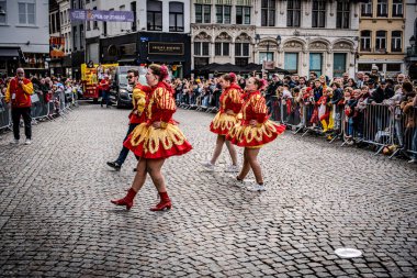 2025-03-30 Mechelen Karnaval alayı sokaklarda bir resepsiyonla son buluyor. 