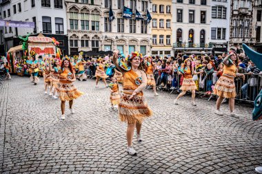 2025-03-30 Mechelen Karnaval alayı sokaklarda bir resepsiyonla son buluyor. 