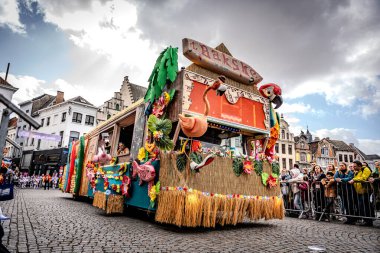 2025-03-30 Mechelen Karnaval alayı sokaklarda bir resepsiyonla son buluyor. 