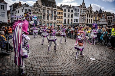 2025-03-30 Mechelen Karnaval alayı sokaklarda bir resepsiyonla son buluyor. 