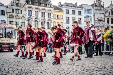 2025-03-30 Mechelen Karnaval alayı sokaklarda bir resepsiyonla son buluyor.