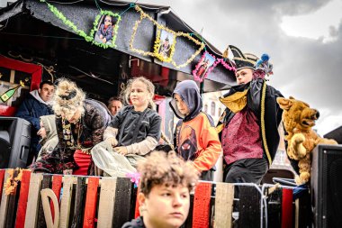 2025-03-30 Mechelen Karnaval alayı sokaklarda bir resepsiyonla son buluyor.