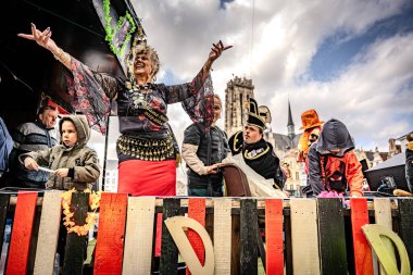 2025-03-30 Mechelen Karnaval alayı sokaklarda bir resepsiyonla son buluyor.