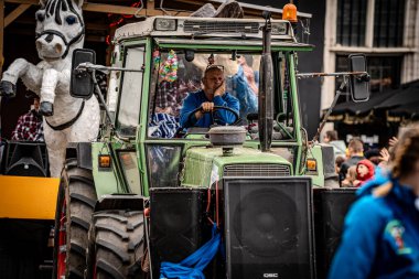 2025-03-30 Mechelen Karnaval alayı sokaklarda bir resepsiyonla son buluyor.