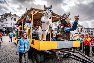2025-03-30 Mechelen Karnaval alayı sokaklarda bir resepsiyonla son buluyor.