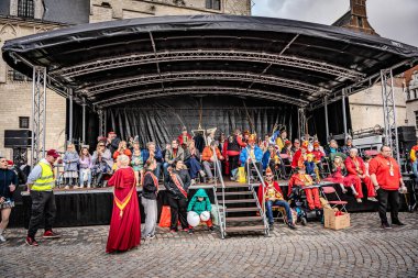 2025-03-30 Mechelen Karnaval alayı sokaklarda bir resepsiyonla son buluyor.