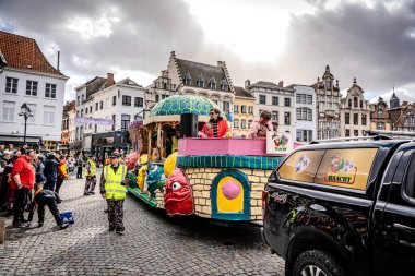 2025-03-30 Mechelen Karnaval alayı sokaklarda bir resepsiyonla son buluyor.
