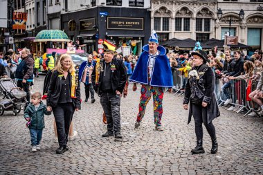 2025-03-30 Mechelen Karnaval alayı sokaklarda bir resepsiyonla son buluyor.