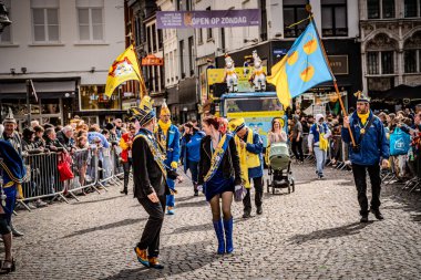 2025-03-30 Mechelen Karnaval alayı sokaklarda bir resepsiyonla son buluyor.
