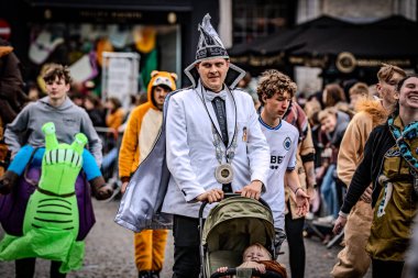 2025-03-30 Mechelen Karnaval alayı sokaklarda bir resepsiyonla son buluyor.