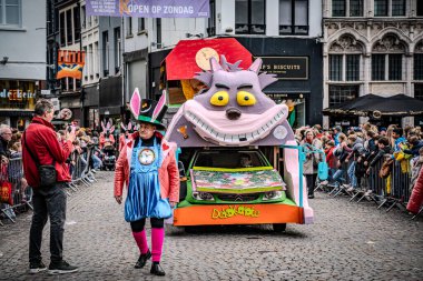 2025-03-30 Mechelen Karnaval alayı sokaklarda bir resepsiyonla son buluyor.