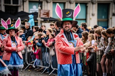 2025-03-30 Mechelen Karnaval alayı sokaklarda bir resepsiyonla son buluyor.
