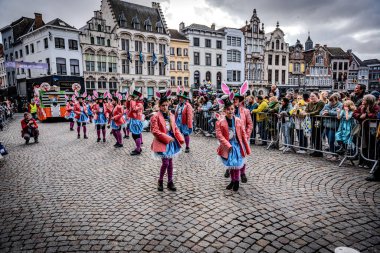 2025-03-30 Mechelen Karnaval alayı sokaklarda bir resepsiyonla son buluyor.